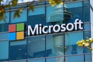 Il logo Microsoft sul un palazzo a Auckland, in Nuova Zelanda