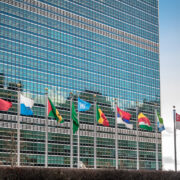 bandiere che sventolano al Palazzo di Vetro, sede delle Nazioni Unite a New York