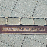 Targa commemorativa della caduta del muro di Berlino