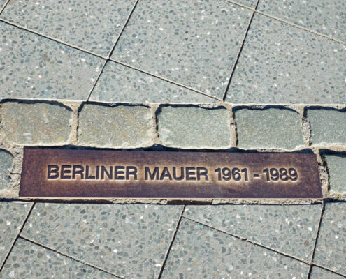 Targa commemorativa della caduta del muro di Berlino