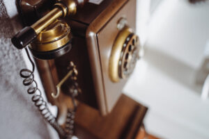 vecchio telefono da muro