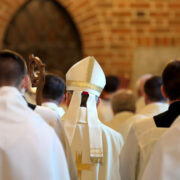 Il papa in processione durante una celebrazione liturgica