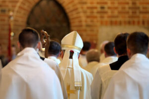 Il papa in processione durante una celebrazione liturgica