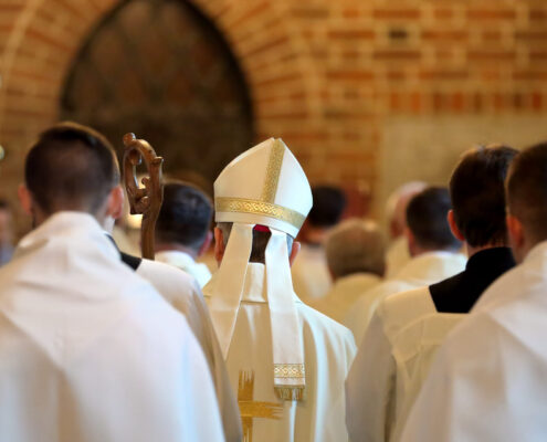 Il papa in processione durante una celebrazione liturgica