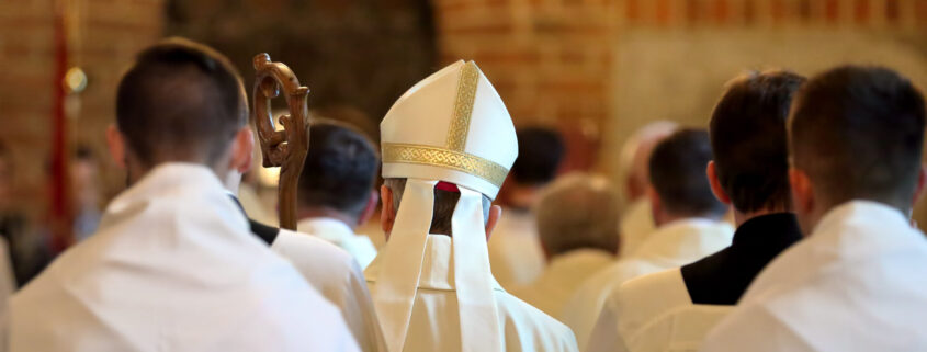 Il papa in processione durante una celebrazione liturgica