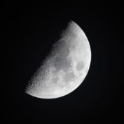 Mezza luna vista da un telescopio nello spazio