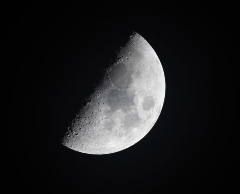 Mezza luna vista da un telescopio nello spazio