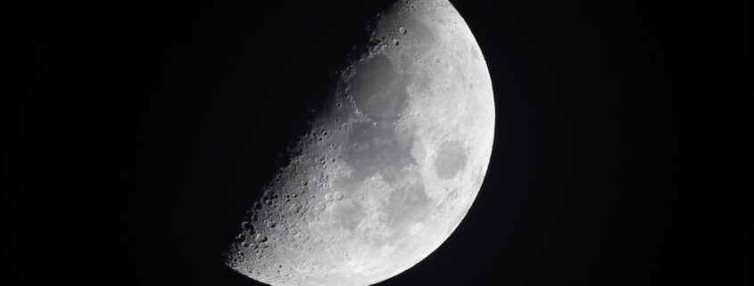 Mezza luna vista da un telescopio nello spazio