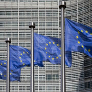 Bandiere europee fuori dagli uffici della Commissione Europea a Bruxelles, in Belgio