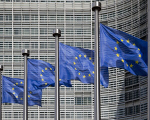 Bandiere europee fuori dagli uffici della Commissione Europea a Bruxelles, in Belgio