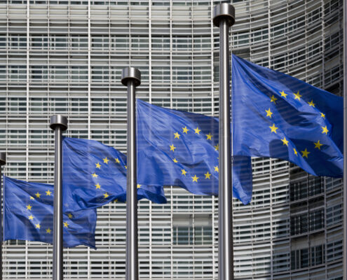 Bandiere europee fuori dagli uffici della Commissione Europea a Bruxelles, in Belgio