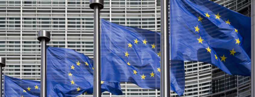 Bandiere europee fuori dagli uffici della Commissione Europea a Bruxelles, in Belgio